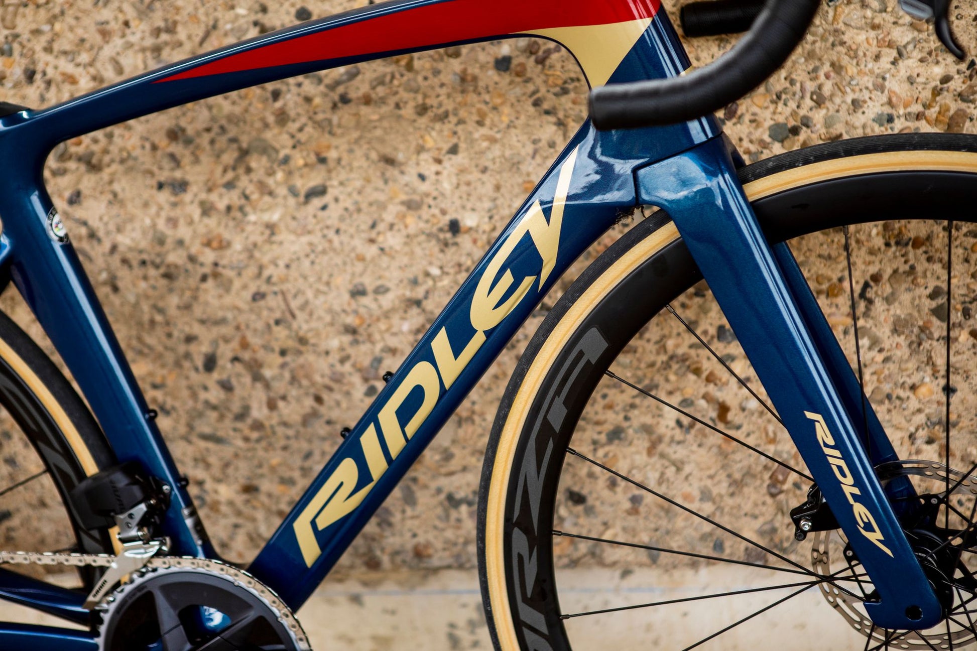 Vélo de Course RIDLEY NOAH DISC Shimano 105 2023 bleu rouge beige