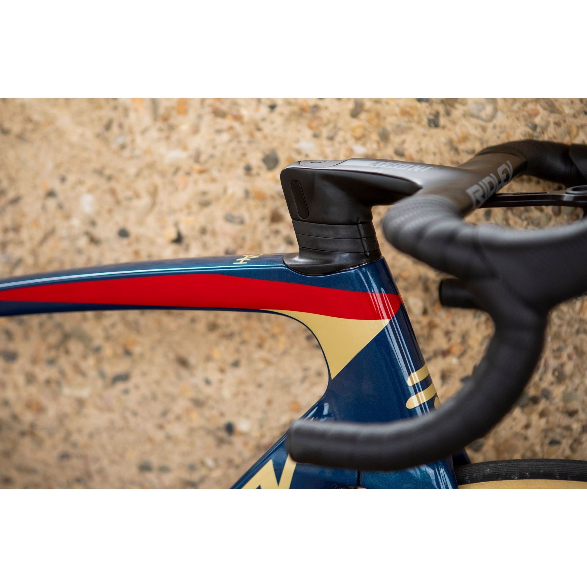 Vélo de Course RIDLEY NOAH DISC Shimano 105 2023 bleu rouge beige