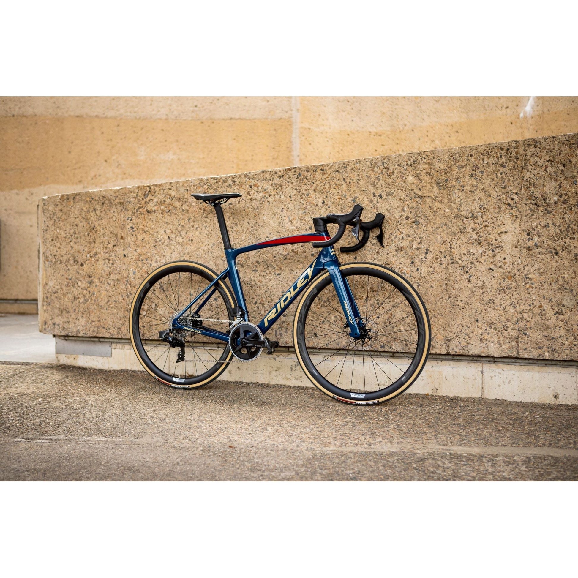Vélo de Course RIDLEY NOAH DISC Shimano 105 2023 bleu rouge beige