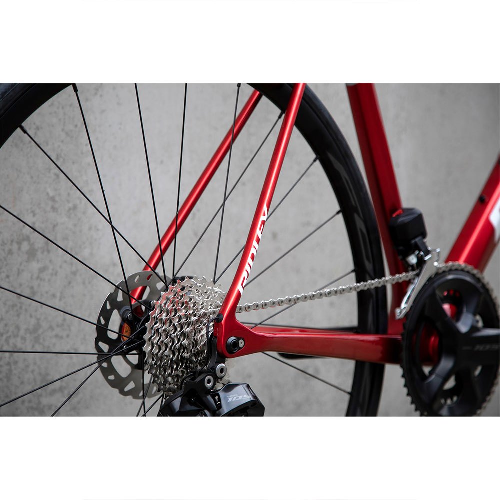 vélo de route RIDLEY Fenix Disc 105 2023 rouge vue sur transmission arrière base et hauban