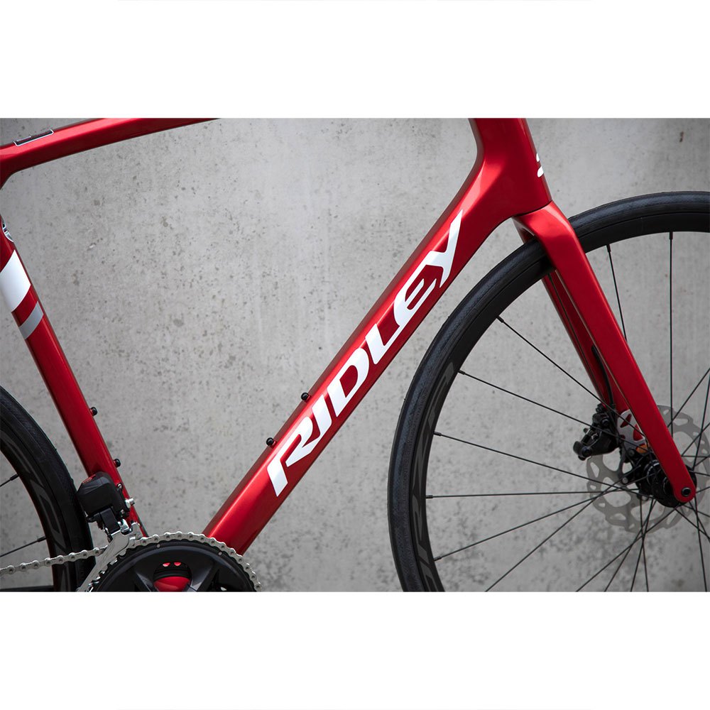 vélo de route RIDLEY Fenix Disc 105 2023 rouge en gros plan sur tube transversal