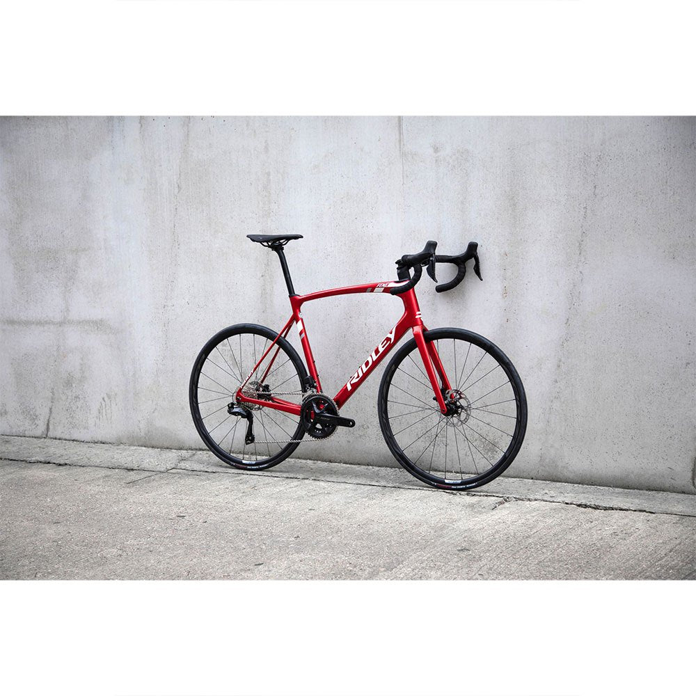 Vélo de route RIDLEY Fenix Disc 105 2023 rouge le long du mur